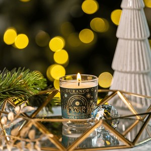 Petite bougie parfumée au pied du sapin