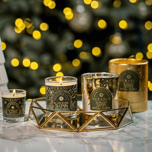 Petite bougie parfumée au pied du sapin