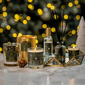 Petite bougie parfumée au pied du sapin