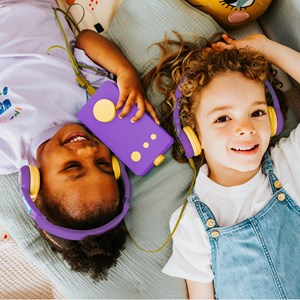 Lunii - ma fabrique à histoires violette avec son casque assorti violet et sa