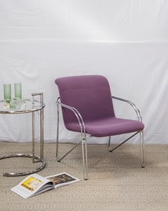 Jakob, le fauteuil violet en métal n°634