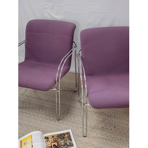 Jakob, le fauteuil violet en métal n°634