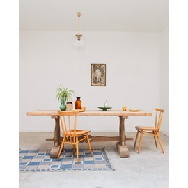 Table à manger en bois clair n°399