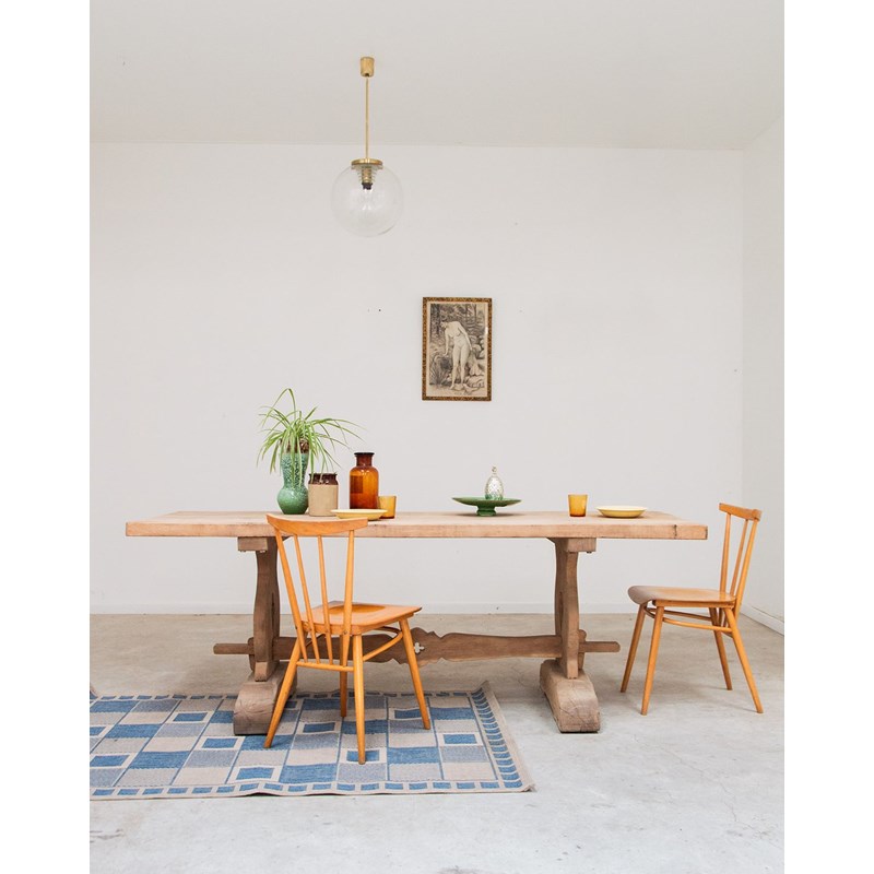 Table à manger en bois clair n°399