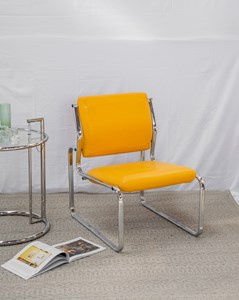 Jakob, le fauteuil jaune en métal n°635
