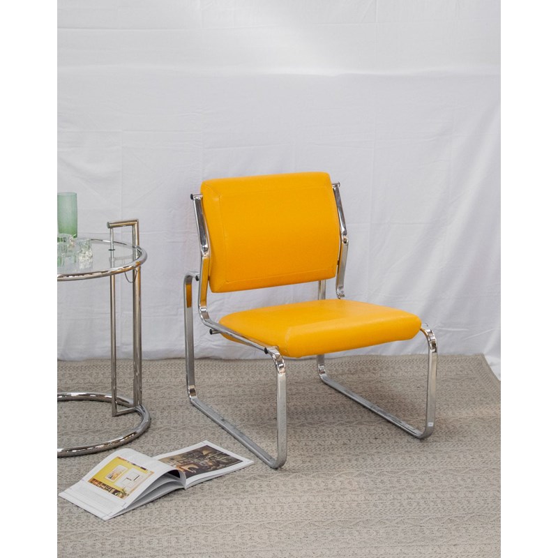 Jakob, le fauteuil jaune en métal n°635