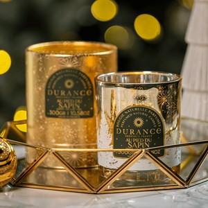 Bougie mèche en bois au pied du sapin