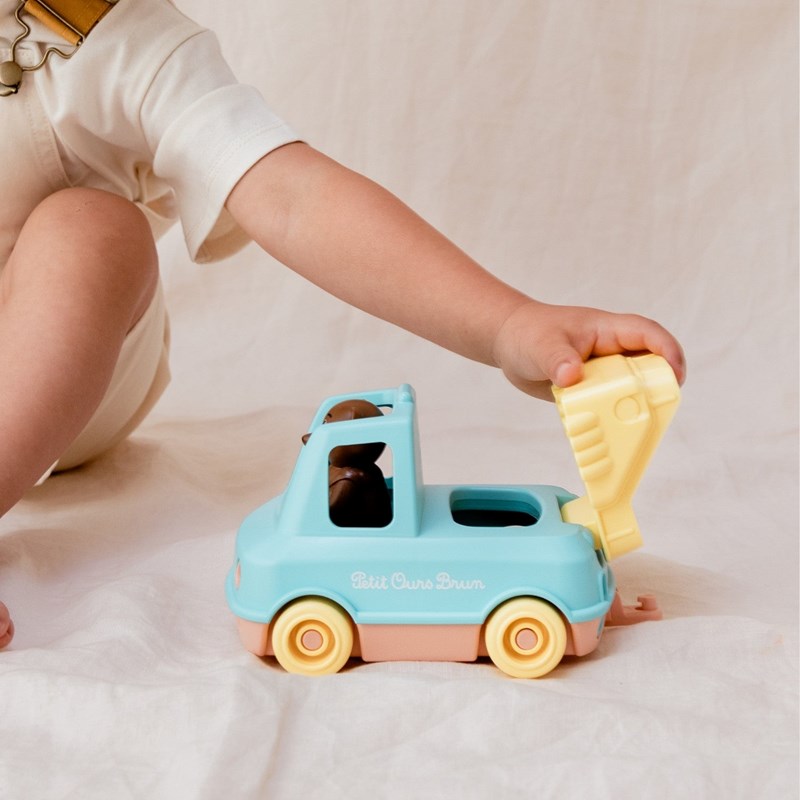 Le camion pompier made in france en matière recyclée de petit ours brun