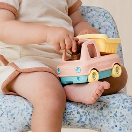 Le camion benne  made in france en matière recyclée de petit ours brun