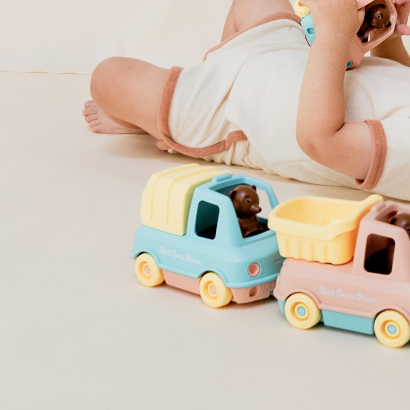 Le camion poubelle made in france en matière recyclée de petit ours brun