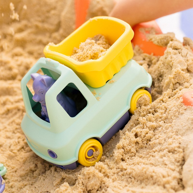 Le camion benne made in france en matière recyclée de mr renard