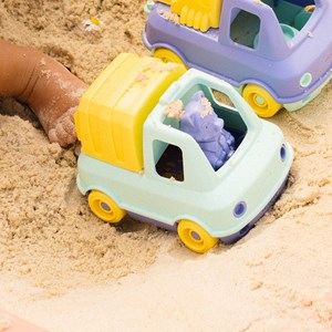 Le camion poubelle made in france en matière recyclée de mr renard