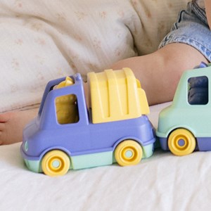 Le camion poubelle made in france en matière recyclée de mr renard