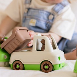 Le camion benne made in france en matière recyclée de mr renard