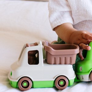 Le camion benne made in france en matière recyclée de mr renard