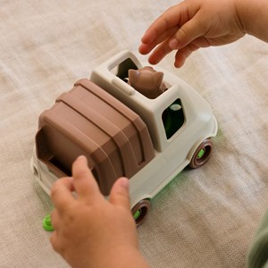 Le camion poubelle made in france en matière recyclée de mr renard