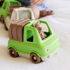 Le camion poubelle made in france en matière recyclée de mr renard