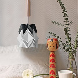 Applique murale bois et petite suspension origami bicolore en papier