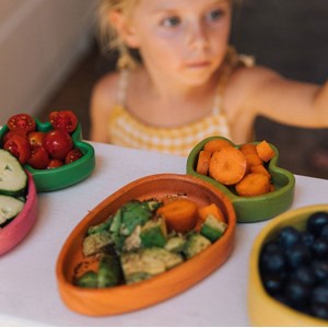 Assiette à compartiments et sa cuil