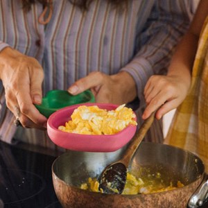 Assiette à compartiments et sa cuil