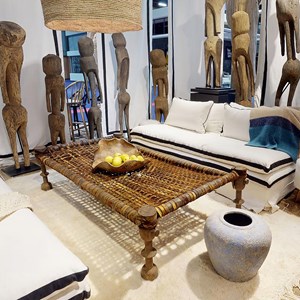 Lit ethiopien - table basse ethnique en bois et cuir