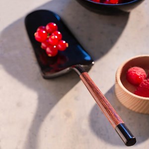 Pelle à tarte artisanale en corne noire