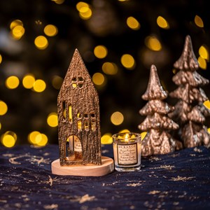 Mini bougie parfumée au pied du sapin