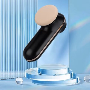 Masseur électronique, pour le soin du visage, des yeux et de la tête.