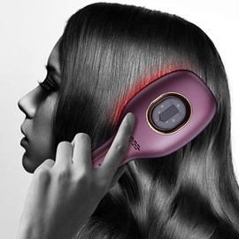 Peigne de soin capillaire avec 7 modes différents de lumière colorée.