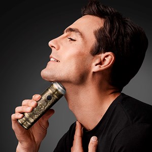 Rasoir au design vintage, avec un corps en métal gravé. Lames de coupe courbées.