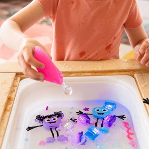 Personnage blair bleu et 2 cubes lumineux