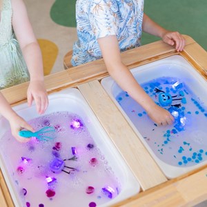 Personnage blair bleu et 2 cubes lumineux