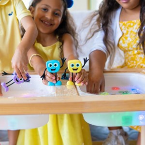 Personnage blair bleu et 2 cubes lumineux