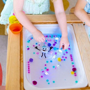 Personnage party pal blanc et 2 cubes lumineux