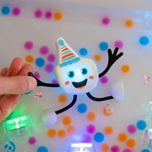 Personnage party pal blanc et 2 cubes lumineux