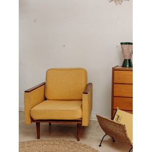 Jakob, le fauteuil en tissu jaune n°648