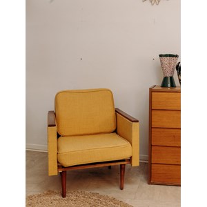 Jakob, le fauteuil en tissu jaune n°648