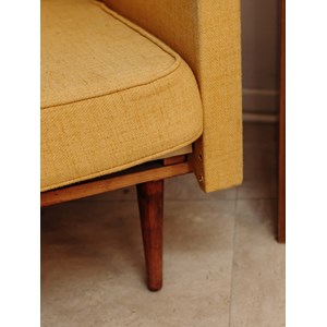 Jakob, le fauteuil en tissu jaune n°648