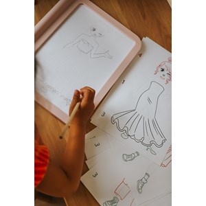 Kidydraw-pro tablette lumineuse nomade rose dessinons la mode