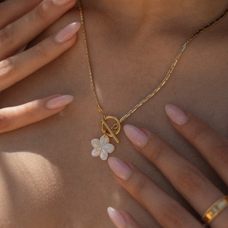 Collier plaqué or – fleur de frangipanier