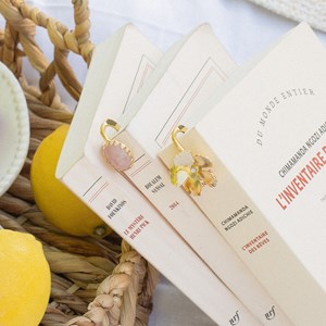 Marque-page doré – fleur et perle