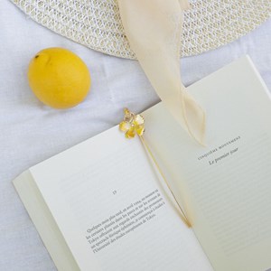 Marque-page doré – fleur et perle