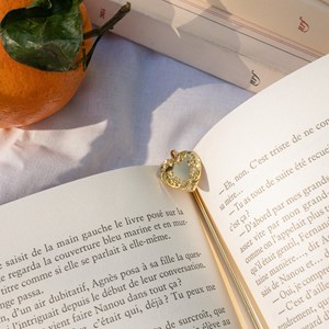 Marque-page doré – cœur et relief floral