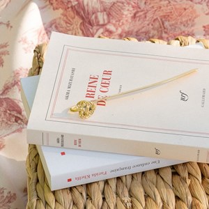 Marque-page doré – cœur et relief floral