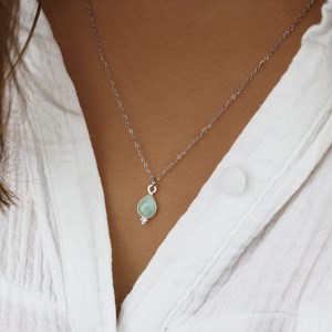 Collier en amazonite bleu clair et chaine fine argentée