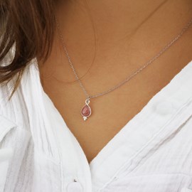 Collier fin en quartz fraise naturel et chaine en acier argenté