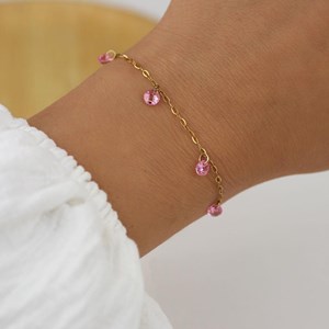 Bracelet fin avec breloques strass roses
