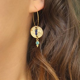Boucles d’oreilles pendantes martelées avec pierres de sodalite et amazonite