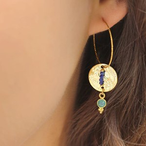 Boucles d’oreilles pendantes martelées avec pierres de sodalite et amazonite