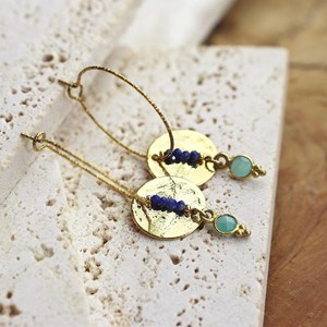 Boucles d’oreilles pendantes martelées avec pierres de sodalite et amazonite